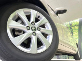 【純正15インチアルミホイール】外観にマッチした純正アルミホイールを装着しております。各種社外アルミホイールや、スタッドレスタイヤも取扱いしております。是非ご相談ください♪