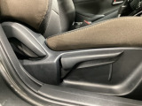 運転席にはドライバーの体型や好みに応じて前後方向だけでなく、高さの調整ができるシートリフターを装備!