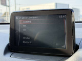 【マツダコネクト】車内の雰囲気にマッチした一体型タイプのディスプレイ。各種車輌設定やBluetooth再生等、様々な機能が楽しめます。専用SDカードのご購入で、ナビ機能も使用出来ます。