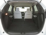 2列目シートを倒すことで、大変広いラゲッジスペースとなります。大きな荷物を積んだりと様々な用途にご利用いただけます。