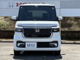車幅いっぱいに伸びるフロントアクセサリーLEDがボディーのワイド感を強調します!