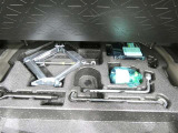 スペアタイヤレス車です。応急セットを搭載しております。