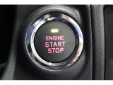 キーレスアクセス&プッシュスタート。アクセスキーを携帯していればドアのロック/アンロックはドアノブに触れるだけでOK。エンジンスタートはこのボタンをワンプッシュ。