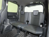 便利な5:5分割可倒式シートです。収納と乗車人数のバランスに優れています♪荷物の大きさに応じたラゲージスペースをフレキシブルに作り出せるので、シーンに応じた使い方ができます♪