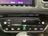 オートエアコンがついてますので、簡単操作で快適に過ごせます。リア熱線のスイッチの中にサイドミラーヒーターも入っています。パネル内のシートヒータースイッチは前席の左右別々に2段階で温度設定ができます。