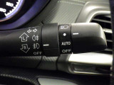 【オートライト】車外の明るさに応じて、自動的にライトの点灯・消灯をしてくれます。