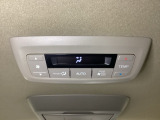 ルーフ中央にエアコン操作パネルがついていますので、2列目・3列目にお乗りの方も快適に過ごせます。