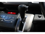 インパネシフトだから視線の移動も少なく足元もスッキリ♪運転席もゆったりしているのでゆとりを持ってドライブできますね!