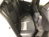 【後部座席】も当然、綺麗・清潔に仕上げております。内装の綺麗なお車は気持ちが良いですし、コンディションのいい車が多いです。これもオススメの1台です。