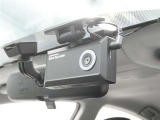 【ドラレコ搭載車】今や必需品のドライブレコーダー搭載車です。万が一のトラブルのときにも役に立つドライブレコーダーを装備しています。側面衝突や幅寄せ・割り込み対策に!