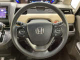 ハンドルにHondaセンシング系のクルーズコントロールやレーンキープアシストなどのスイッチと、オーディオの操作スイッチが装備されています。ハンドルから手を離さず安全に操作できます。