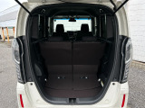 ラゲッジスペースは開口部も広く荷物の出し入れが楽に行えます。リアシートもスライドするので普段のお買い物なら十分なスペースがございます。