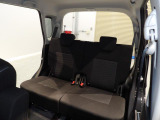 【リヤシート】後席もゆったりとしたスペースが確保されており、大人の方でもリラックスして過ごせます。使用感も少なく、シートのクッション性も良好。ご家族や友人とのお出かけにも最適です。
