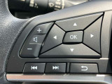 ステアリングスイッチ付。ハンドルから手を離さずにオーディオ操作が出来て安全です。