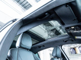 人気オプションのサンルーフを装備。室内を明るく開放的にしてくれます。