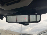 【スマートリヤビューミラー】後席の大きな荷物や同乗者で後方が確認しづらい時でも安心!カメラが撮影した車両後方の映像をルームミラー内に表示。クリアな視界で状況の確認が可能です!
