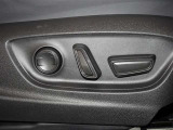 パワーシート搭載。微妙な調整が手軽にでき、ピッタリのポジションで運転することが可能です。