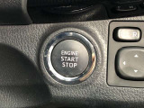 エンジンスタートスイッチです。キーが車内にあれば、エンジンの始動や停止はスイッチを押すだけ!キーを取り出す手間を省き、ワンプッシュで操作できるので簡単でスムーズです。