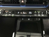 左右独立温度コントロールフルオートエアコンです。運転席、助手席それぞれで独立して温度設定ができます。冷え性の方が乗っても安心ですね♪