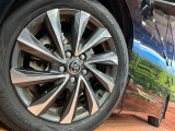【純正17インチアルミホイール】外観にマッチした純正アルミホイールを装着しております。各種社外アルミホイールや、スタッドレスタイヤも取扱いしております。是非ご相談ください♪