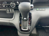 操作しやすい位置にシフトレバーが有ります。