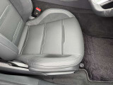 運転席・大きなしわやへたりなど無く綺麗な状態です。