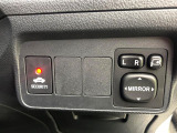 【電動格納ミラー】サイドミラーは電動格納式となっており、狭い駐車場でもキズがつくリスクを抑えられます。