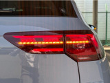 ダイナミックターンインジケーター付きLEDテールランプ。ウィンカーの光が流れるように点滅、後続車からの視認性が高まり、万一の追突の危険性を軽減します。