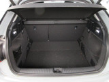 奥行きがあり容量十分なトランクスペースは後席を倒してトランクスルーも可能です