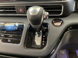 CVT車のセレクトレバーです。低速から高速まで、変速ショックのないスムーズな走りを実現するとともに、エンジン効率のよい領域を維持することで燃費にも貢献します。