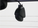 この車にはリアにもドライブレコーダーを装備しております◆映像・音声などを記録する自動車用の装置です。 もしもの事故の際の記録はもちろん、旅行の際の思い出としてドライブの映像を楽しむことができます。