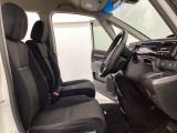座面も厚みがあり背もたれも高く、広い足元にゆったり座れるシートです。運転席と助手席の間が空いている為、助手席側への移動がスムーズです。交通量の多い道でも助手席側から乗り降りができます。