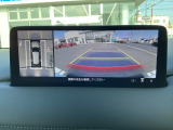 360&deg;ビュー装備です。狭い場所での車庫入れや切り替えしの時など目で見て確認できるので便利ですね。