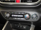 車内を快適に、オートエアコンを装備しています。