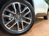 【純正アルミホイール】外観にマッチした純正アルミホイールを装着しております。各種社外アルミホイールや、スタッドレスタイヤも取扱いしております。是非ご相談ください♪