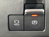 【電動パーキングブレーキ】パーキングブレーキは便利な電動式!ボタン一つで操作でき、アクセルを踏めば自動で解除されます♪レバーやペダルが無いので運転席廻りもすっきりしますね♪