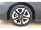 デザイン性にも優れた純正215/45R17アルミホイールです。