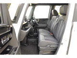 ベンチシートで運転席から助手席への移動もスムーズです!