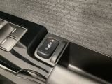 パワーウインドウは運転席でドア4枚とも上下の操作ができるようになっています。パネル内のシートヒータースイッチはHiとLoの2段階で温度設定ができます。