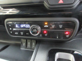 オートエアコンタイプなので細かい操作なしで快適温度に調整してくれます。シートヒーター付きで、冷えた車内でもスイッチを押せば数秒で座面と背もたれがあたたかくなります。