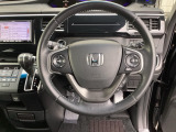 ステアリング右手側に安全運転支援機能のホンダセンシングをコントロールするスイッチ、左手側にオーディオ関連のコントロールスイッチを配置、視線を逸らすことなく運転に集中できます