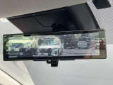インテリジェントルームミラーは後席の人やヘッドレスト、荷室に積んだ荷物などで後が見にくい時でも、車両後方のカメラ映像をミラー面に映し出すので、いつでもクリアな後方視界が得られます。