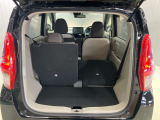 後部座席は分割でシートを倒すことができます。大きな荷物、ゴルフバックも積めます。上質で広々とした室内だから、みんなが心地よく車内で快適に過ごせます♪