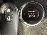 【キーレススタートシステム】カバンやポケットに入れたままでもドアの施錠・解錠が可能なスマートキーを装備。エンジンのオン・オフ時もカギを取り出す必要が無いからとっても便利です♪
