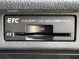 【ETC】有料道路を利用する際に料金所で停止することなく通過できる、ETC車載器(ノンストップ自動料金収受システム機器)が装備されています。セットアップを行うことで利用可能になります。