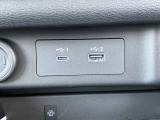 USB Type-A・Type-Cがセンターコンソール部分にございます。充電の心配も減りますね!
