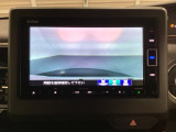 ギヤをR(バック)に入れるとナビの画面に後ろの映像が映るリアカメラ付です。後退時、コンディションが悪い視界でもカラーバックモニターがドライバーをサポートします。