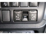 スライドドアの開閉は、ドアハンドルはもちろん運転席からのスイッチ操作でも可能です。お子様の送迎時の乗り降りも一段と楽になります。