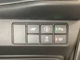 Hondaセンシング用の、VSA(ABS+TCS+横滑り抑制)解除と路外逸脱抑制機能のオンオフスイッチなどはハンドルの右側に装備しています。