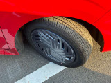 15インチタイヤと純正ホイールカバー。高い走破性と低燃費を兼ね備えたエコタイヤを採用しています。